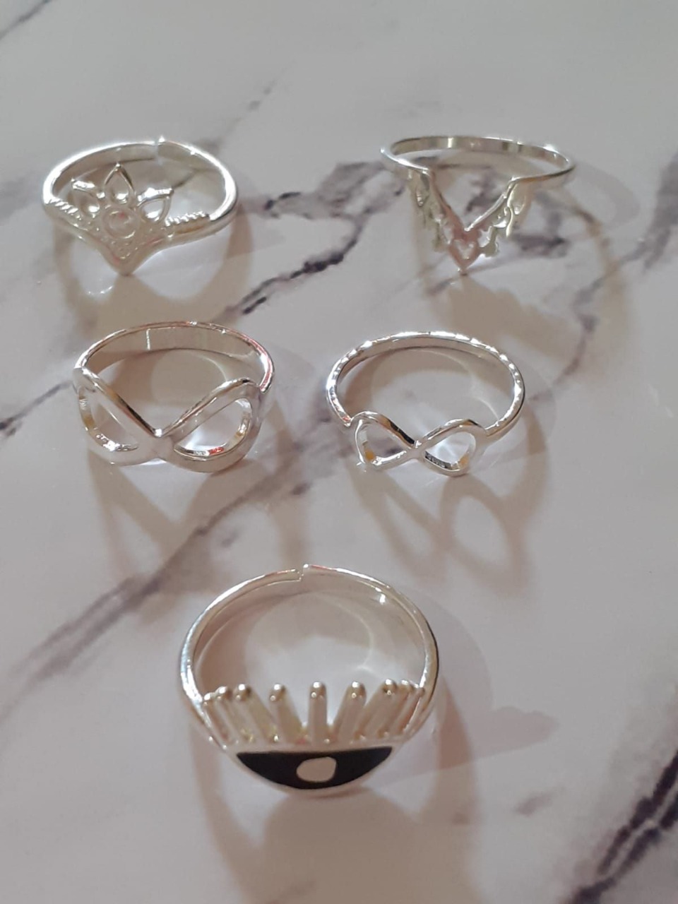 foto de anillos de acero blanco